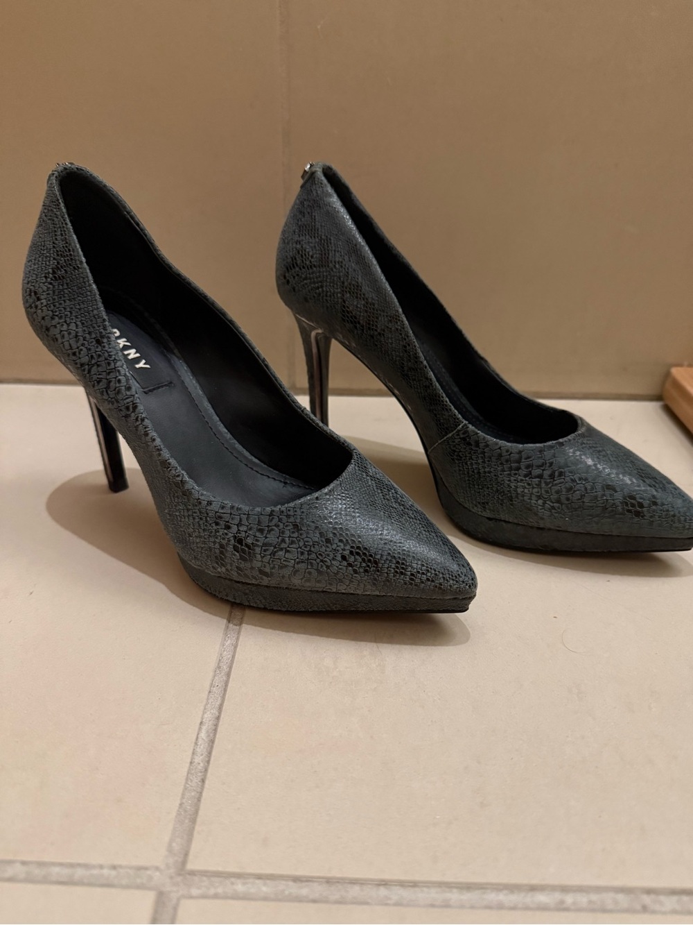 DKNY Women's Black and Green Snakeskin Pointed-Toe High Heels